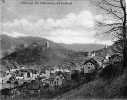 Blick auf den Schlossberg und Denkmal
